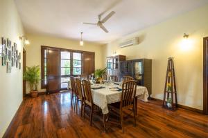 a dining room with a table and chairs at Citrus County, Hoshiarpur, amã Stays & Trails in Hoshiārpur