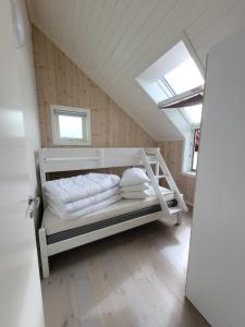 Krevet ili kreveti na sprat u jedinici u okviru objekta Moderne rorbu i Lofoten, Vestvågøy