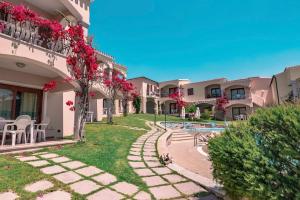 a courtyard of a building with a swimming pool at ISA-Residence with swimming-pool in Badesi, apartments with air conditioning and private outdoor space in Badesi