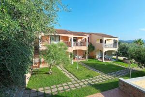 バデージにあるISA-Residence with swimming-pool in Badesi, apartments with air conditioning and private outdoor spaceの庭のある家の航空写真 +25枚の写真