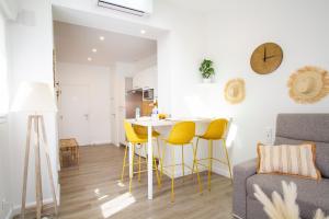 uma cozinha e sala de estar com mesa e cadeiras em Soleil d'Été - Netflix & Wifi - Balcon - Parking Gratuit - check-in 24H24 - GoodMarning em Châlons-en-Champagne