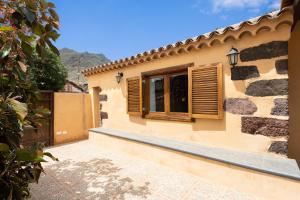 una casa con ventana y valla en La Casita de la Playa, en Igueste