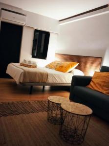 1 dormitorio con cama, sofá y mesa en El pisito de Sofia en Vigo, en Vigo