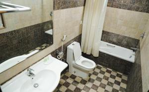 Ένα μπάνιο στο Safeer International Hotel By Brothers International