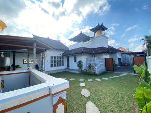 Tòa nhà nơi biệt thự tọa lạc