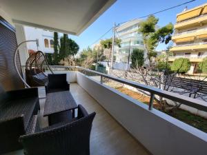 een balkon met stoelen en uitzicht op een gebouw bij Chic Apartment For 4 Ppl in Athene