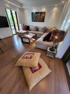 een woonkamer met een bank en een tafel bij Chic Apartment For 4 Ppl in Athene