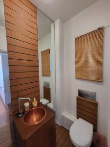een badkamer met een houten wastafel en een toilet bij Chic Apartment For 4 Ppl in Athene