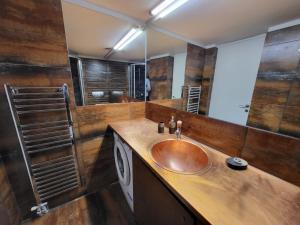 een badkamer met een houten wastafel en een spiegel bij Chic Apartment For 4 Ppl in Athene
