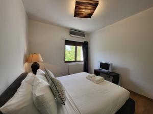 een slaapkamer met een wit bed en een raam bij Chic Apartment For 4 Ppl in Athene