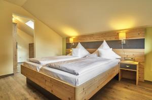 Postel nebo postele na pokoji v ubytování Hotel Das Bayerwald + 37 fotografií