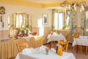 A restaurant or other place to eat at Hotel Das Bayerwald
