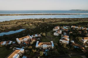 una vista aérea de un grupo de casas junto al océano en P7 - Goose Valley - Ocean Views, en Plettenberg Bay