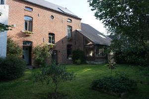 a brick house with a yard in front of it at Au Randonneur - B&B in Thuin