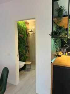 bagno con lavandino e vasca con piante di Apartament 3 camere Vila Cristal a Neptun