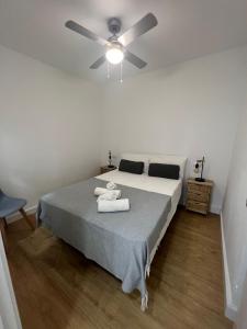 um quarto com uma cama e uma ventoinha de tecto em Casa centro old town em Estepona