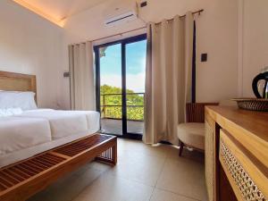 Schlafzimmer mit einem Bett und Blick auf einen Balkon in der Unterkunft 89 Villas in El Nido