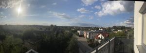 una vista de una ciudad con el sol en el cielo en Apartament BOHO na Ziębickiej Parking en Poznan