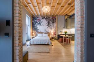 een slaapkamer met een bed en een schilderij aan de muur bij Art Pera Suites in Istanbul