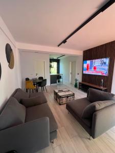 un soggiorno con 2 divani e una TV a schermo piatto di Apartament 3 camere Vila Cristal a Neptun