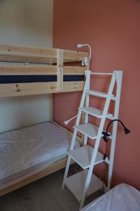 Palanda nebo palandy na pokoji v ubytování Au Randonneur - B&B