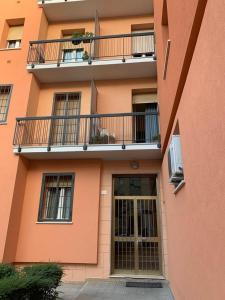 Edificio rosa con balcón y puerta en Comfortable apartament 2 bedroom suitable 2-5 pax, en Bolonia