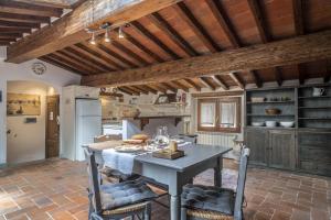 フィレンツェにあるIl Presto di San Martinoのキッチン(テーブル、椅子付)
