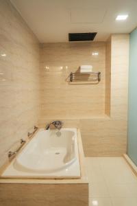 a bathroom with a bath tub in a room at Hotel Sentral Riverview Melaka in Malacca