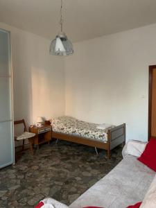 um quarto com uma cama, uma mesa e uma cadeira em Comfortable apartament 2 bedroom suitable 2-5 pax em Bolonha