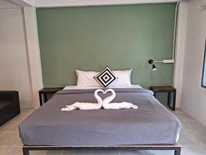 Un pat sau paturi într-o cameră la Sleep Pai Bed & Breakfast