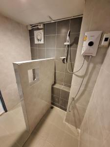 La salle de bains est pourvue d'une cabine de douche. dans l'établissement Sleep Pai Bed & Breakfast, à Pai