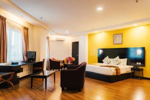 Postel nebo postele na pokoji v ubytování Hotel Sentral Riverview Melaka