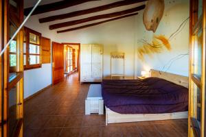 1 dormitorio con 1 cama y 1 mesa en una habitación en Masia Cal Magi en Font-Rubí