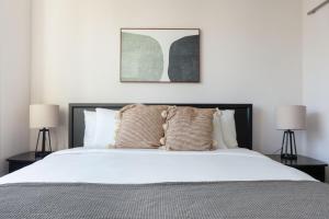 a bedroom with a large bed with two lamps at Mountain View 1br w spa lounge wd nr shops SFO-1415 in Los Altos +44 photos