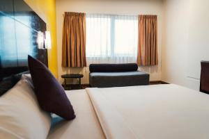 Postel nebo postele na pokoji v ubytování Hotel Sentral Riverview Melaka
