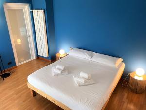 1 cama blanca con 2 almohadas en una habitación en Attico Paderno Dugnano - Milano, en Paderno Dugnano