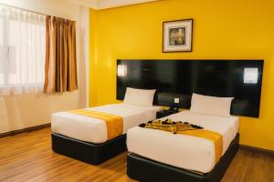Postel nebo postele na pokoji v ubytování Hotel Sentral Riverview Melaka