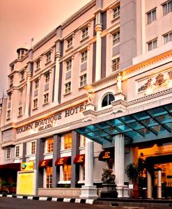 un gran edificio con un cartel para un hotel en Golden Boutique Hotel Melawai, en Yakarta