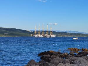 een grote boot in een grote hoeveelheid water bij Studio Apartments Maslinik in Krk