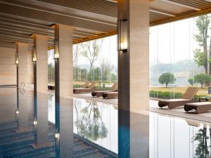 The swimming pool at or close to Le Méridien Emei Mountain Resort