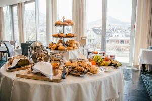 einen Tisch mit einer Vorstellung von Brot und anderen Speisen in der Unterkunft Das Schloss an der Eisenstrasse in Waidhofen an der Ybbs