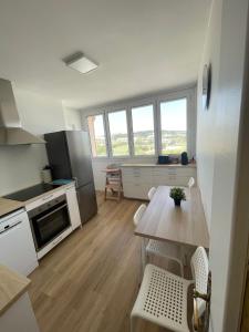 Fotografia z galérie ubytovania Bergson Top - Appart 80m2, 2 grandes chambres, entièrement rénovée et équipée, lumineux, WIFI, balcon, calme, vue imprenable v destinácii Saint-Étienne