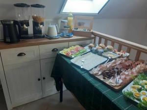 Jedlo v ubytovaní bed & breakfast alebo blízkom okolí