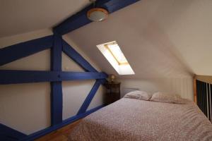 una camera con un letto blu e bianco e una finestra di DOMAINE DES GRAVIERS a Plainfaing