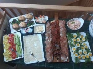 Jedlo v ubytovaní bed & breakfast alebo blízkom okolí