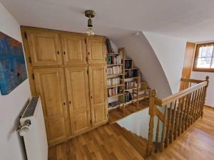 WesthoffenにあるMaison au cœur des vignoblesの木製の本棚と階段のある階段 +3枚の写真