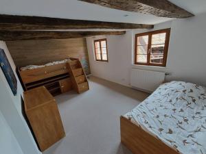um quarto com uma cama e uma cómoda em Maison au cœur des vignobles em Westhoffen