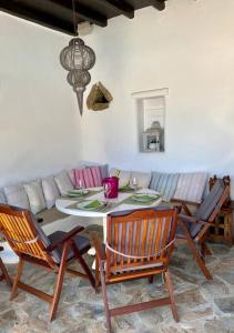 uma sala de estar com uma mesa e um sofá em AGRARI VILLAGE Pool Residence em Agrari