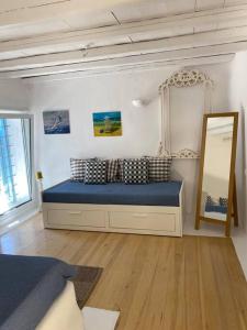 um quarto com uma cama azul e um espelho em AGRARI VILLAGE Pool Residence em Agrari