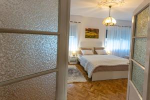 - une chambre avec un lit et une fenêtre dans l'établissement Casuta cu View, à Sighişoara